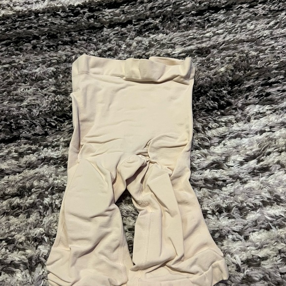 Skims SCULPTING SHORT ABOVE THE KNEE Shapewear - Picture 4 of 8